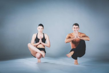 Genç çift Acro yoga mat Studio birlikte uygulamak. Acroyoga. Çift yoga. Ortak yoga.