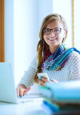 Kadın Üniversitesi'nde cep telefonu kullanımı. Öğrenci. Üniversitesi