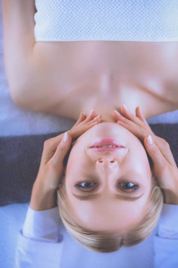 Bir masaj masanın üzerinde yatan, rahatlatıcı bir genç kadın. Kadın. Spa Salonu