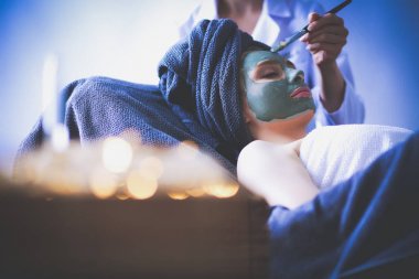 Spa yalan maskesi, sahip güzel bir kadın. Kadın. Spa Salonu