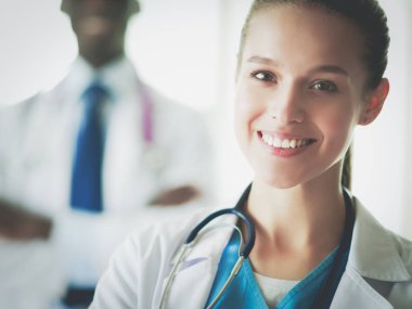 İçerde üniforması olan gülümseyen bir kadın doktor..