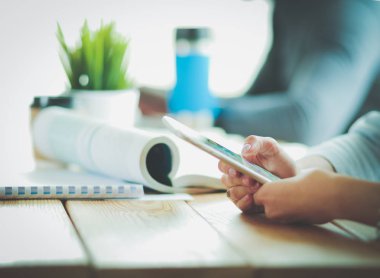 İş kadını ofisinde tablet bilgisayar kullanarak oturuyor. İş kadını. Toplantı