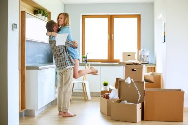 Yeni eve taşınan genç çiftin portresi.