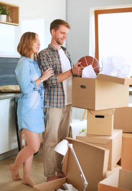 Karton açma çift yeni evlerinde kutuları