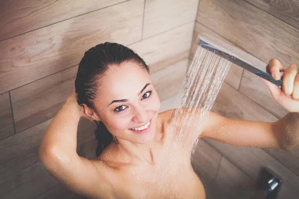 Genç beautyful kadın banyoda duş altında. — Stok fotoğraf