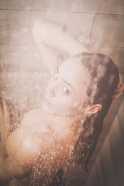 年轻漂亮女人在浴室冲凉. — 图库照片