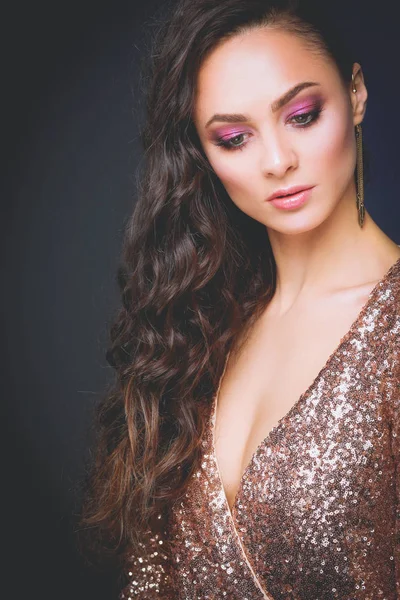 Abiye siyah arka plan üzerine güzel genç kadın.