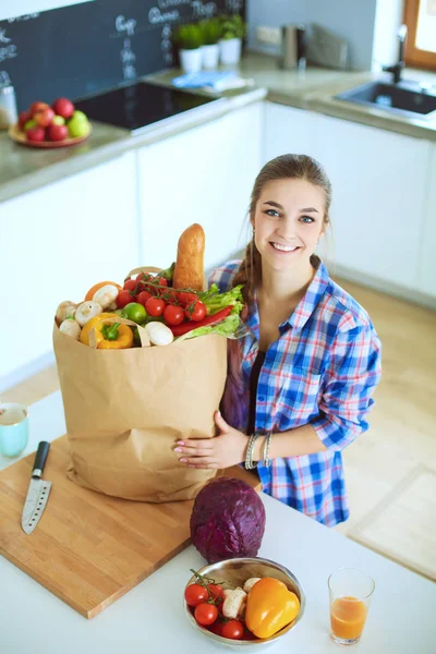 Молодая женщина держит сумку с овощами . — стоковое фото