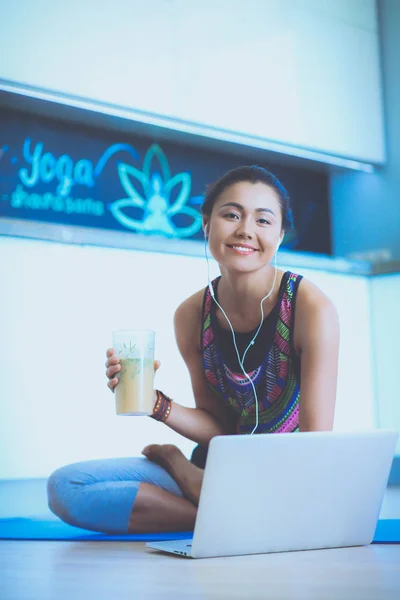 Deportiva mujer sonriente utilizando el ordenador portátil en la habitación luminosa. Una mujer. Estilo de vida — Foto de Stock