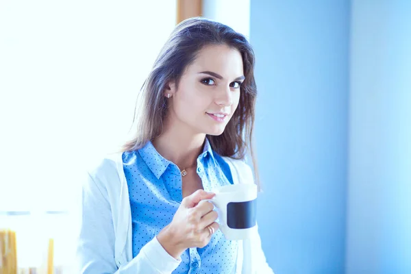 Gelukkige vrouw het drinken van thee in de keuken thuis. Vrouw thuis — Stockfoto