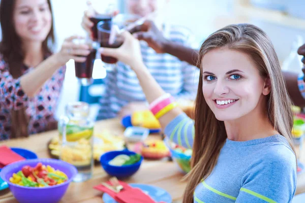 Draufsicht auf eine Gruppe von Menschen beim gemeinsamen Abendessen, während sie am Holztisch sitzen. Essen auf dem Tisch. Die Menschen essen Fast Food. Porträt eines Mädchens — Stockfoto