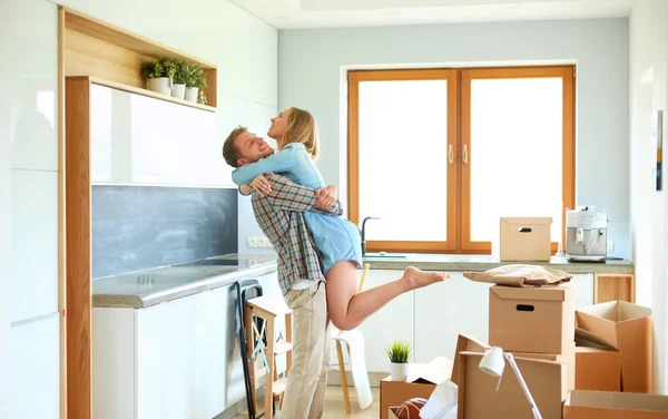 Retrato de pareja joven mudándose en un nuevo hogar —  Fotos de Stock