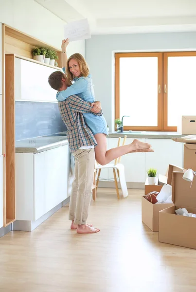 Retrato de pareja joven mudándose en un nuevo hogar — Foto de Stock