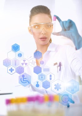 Kadın doktor laboratuvar asistanı sanal ekran ile hastanede kan analiz portresi