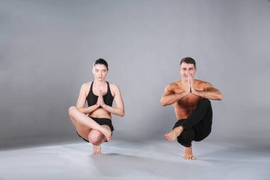 Genç çift Acro yoga mat Studio birlikte uygulamak. Acroyoga. Çift yoga. Ortak yoga.