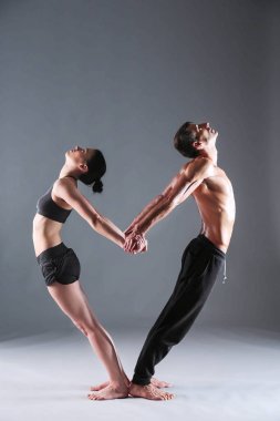 Genç çift Acro yoga mat Studio birlikte uygulamak. Acroyoga. Çift yoga. Ortak yoga.