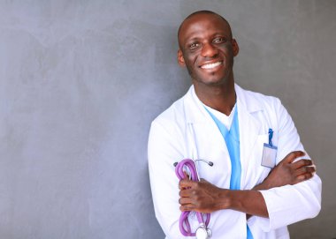 Modern ofiste kolları bağlı bir doktor. Doktor.