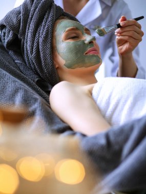 Spa yalan maskesi, sahip güzel bir kadın. Kadın. Spa Salonu