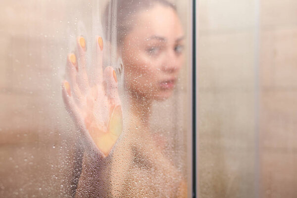 Молодая красивая женщина под душем в ванной комнате
.