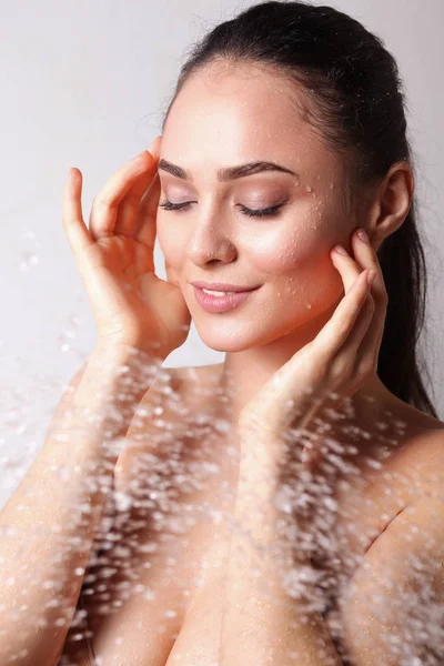 Jonge beautyful vrouw onder de douche in de badkamer. — Stockfoto