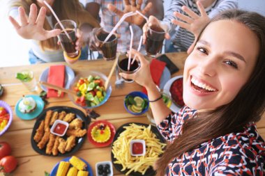 Öğle yemeği sırasında selfie çeken bir grup insan. Kendim. Arkadaşız. Arkadaşlar yemek yerken fotoğraflanır.
