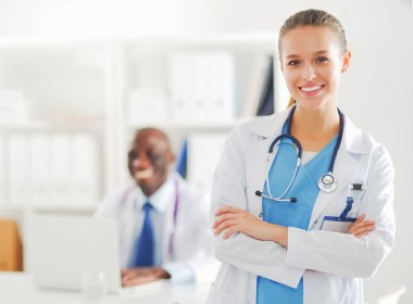 Tıp doktoru ofiste yakın çekim için el sıkışmayı teklif ediyor. Doktorlar.