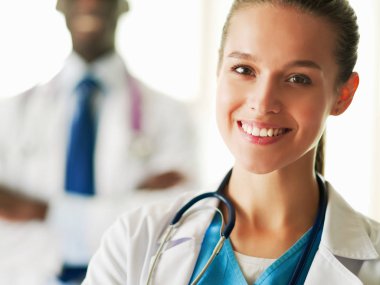 İçerde üniforması olan gülümseyen bir kadın doktor..