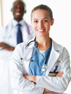 Doktorlar bir metastazda röntgen analizi yapıyor. Doktorlar.
