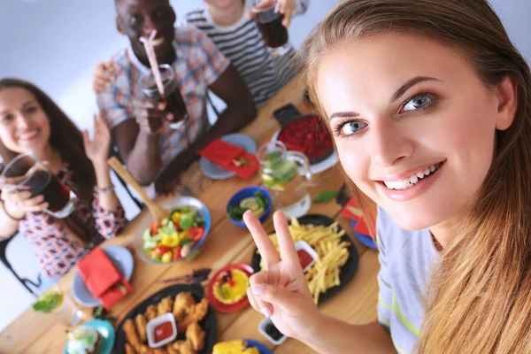 점심 식사 시간 동안 selfie을 하는 사람들의 그룹입니다. 자체입니다. 친구입니다. 친구 먹는 사진 — 스톡 사진