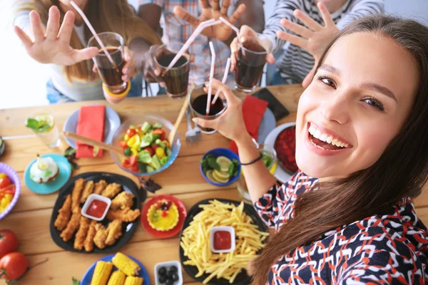 Gruppe von Menschen beim Selfie während des Mittagessens. Selbst. Freunde. Freunde werden zum Essen fotografiert — Stockfoto