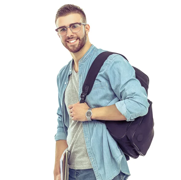 Beyaz arka plan üzerinde izole kitap tutan bir okul çantası olan bir erkek öğrenci
