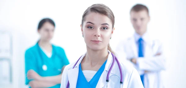 医療グループの前で魅力的な女性医師 — ストック写真