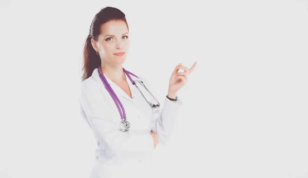 Молодая женщина доктор указывает на что-то, стоя в больнице — стоковое фото