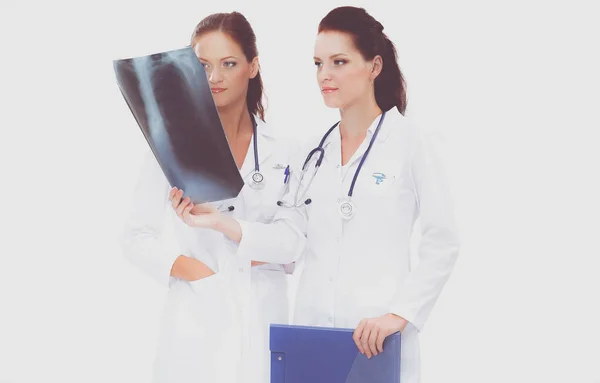 Dos enfermeras viendo la imagen de Rayos X, de pie en el hospital —  Fotos de Stock
