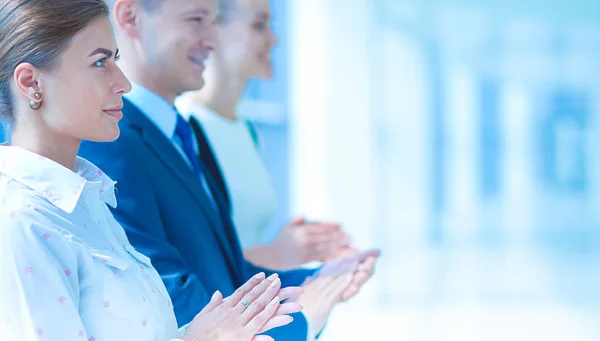 Des gens d'affaires souriants applaudissant une bonne présentation au bureau — Photo