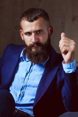 koyu arka plan üzerinde izole sofa ofis lobisinde oturan işadamı