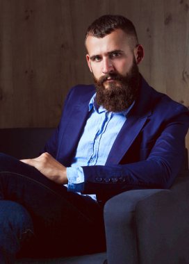 koyu arka plan üzerinde izole sofa ofis lobisinde oturan işadamı