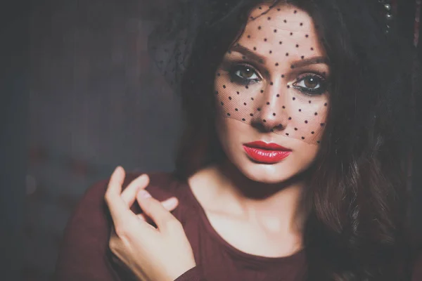 Porträt einer schönen Frau mit Blumen im Haar — Stockfoto