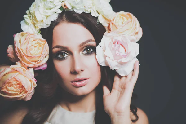 Retrato de uma mulher bonita com flores no cabelo — Fotografia de Stock