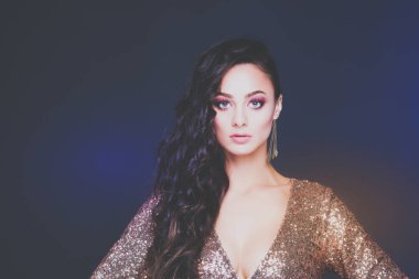 Abiye siyah arka plan üzerine güzel genç kadın.