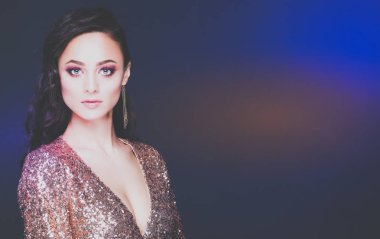 Abiye siyah arka plan üzerine güzel genç kadın.