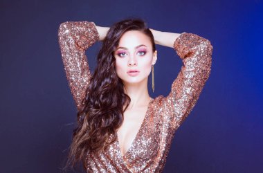 Abiye siyah arka plan üzerine güzel genç kadın.