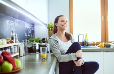 Mutfaktaki kadın. Mutfakta yemek yapmak..