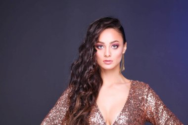 Abiye siyah arka plan üzerine güzel genç kadın.