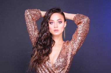 Abiye siyah arka plan üzerine güzel genç kadın.