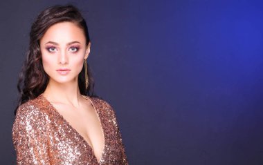 Abiye siyah arka plan üzerine güzel genç kadın.