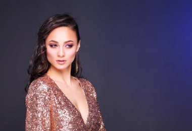 Abiye siyah arka plan üzerine güzel genç kadın.