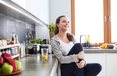 Mutfaktaki kadın. Mutfakta yemek yapmak..