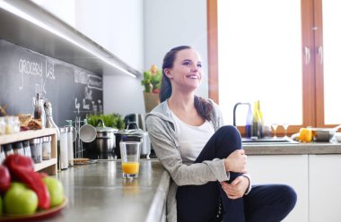 Mutfaktaki kadın. Mutfakta yemek yapmak..