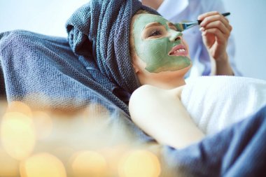 Spa yalan maskesi, sahip güzel bir kadın. Kadın. Spa Salonu